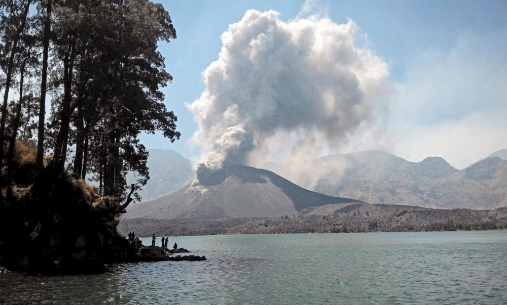 Mount Baru Jari eruption - Mount Rinjani